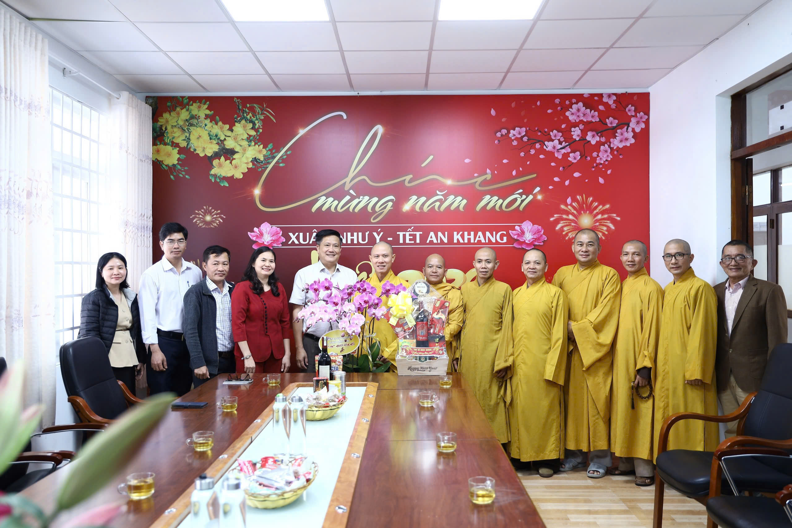 Lãnh đạo Sở đón tiếp Ban Trị sự Giáo hội Phật giáo Việt Nam tỉnh  đến thăm và chúc Tết Sở Dân tộc và Tôn giáo